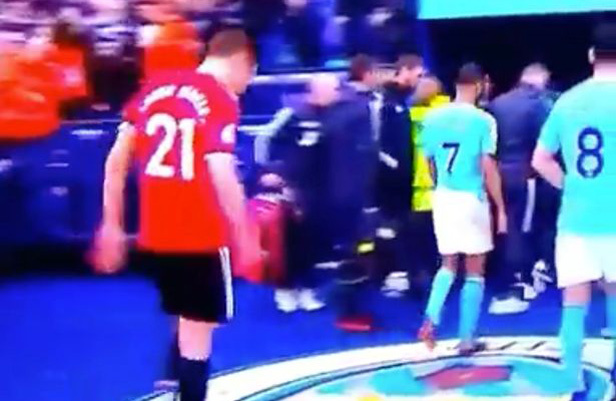 CĐV MU dậy sóng khi Herrera nhổ nước bọt lên logo Man City