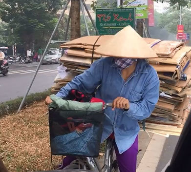 Clip tài xế ô tô ngăn phụ nữ nhặt ve chai đi ngược chiều gây tranh cãi