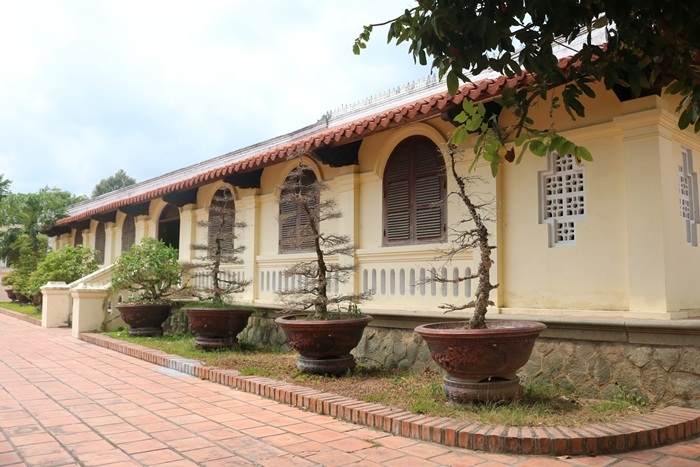 Ghé thăm những ngôi nhà cổ tại tri huyện Bến Tre để tìm hiểu và khám phá vẻ đẹp độc đáo của kiến trúc truyền thống Việt Nam và cảm nhận sự kết nối giữa con người và tự nhiên qua thời gian.