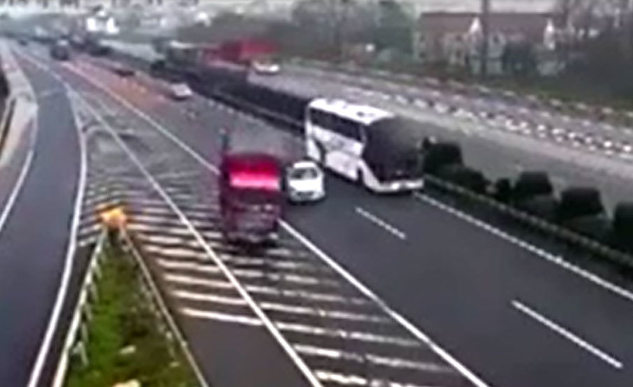 Liên tiếp hai xe công-ten-nơ gặp nạn vì xe con đi ẩu trên đường cao tốc