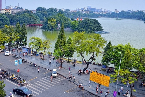 Có nước nào đưa sự xô bồ vào chốn tôn nghiêm như thế?