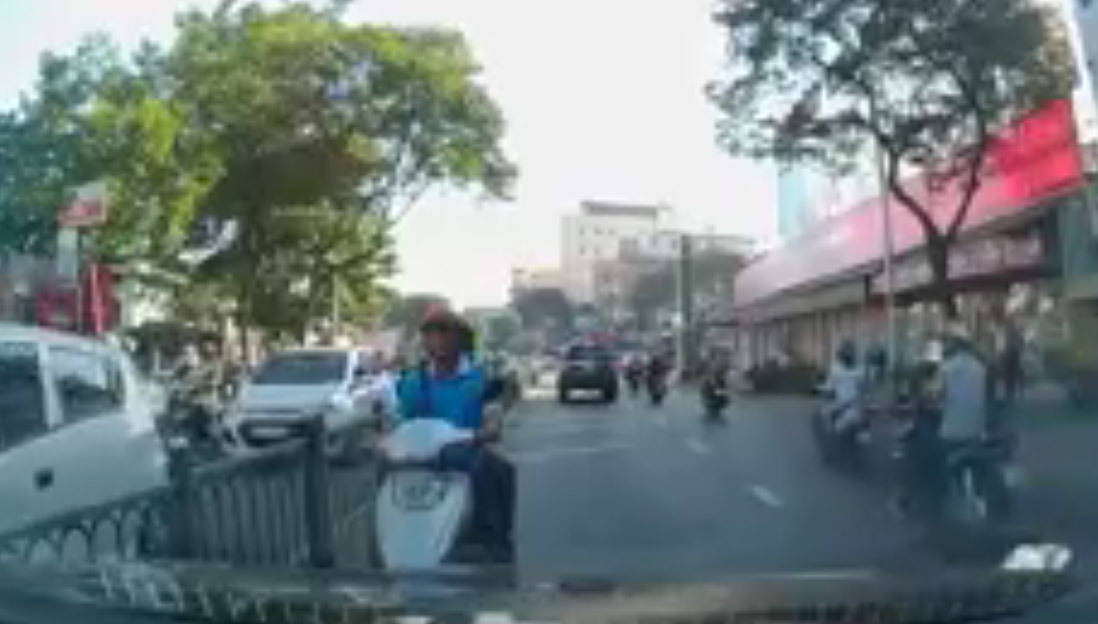 Cố tình đi ngược chiều, người đi xe máy còn thách thức ô tô