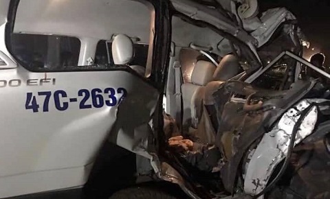 Xe cứu thương vỡ nát sau cú tông liên hoàn, 3 người tử nạn