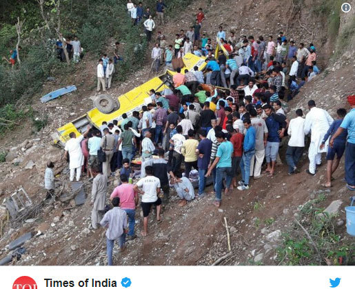 Hiện trường thảm khốc xe buýt chở học sinh lao xuống vực ở Ấn Độ