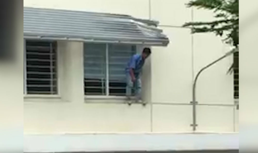 Nam sinh Sài Gòn nhảy lầu tự tử do thi điểm thấp