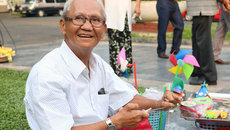 'Ông lão ở nhà thờ Đức Bà' - người lưu giữ ký ức tuổi thơ 'Ông lão ở nhà thờ Đức Bà' - người lưu giữ ký ức tuổi thơ