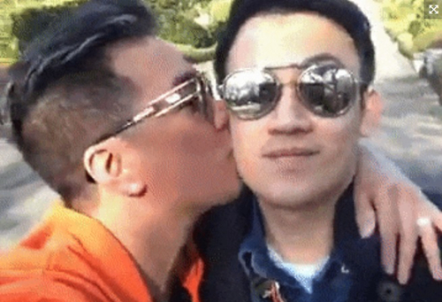 Đàm Vĩnh Hưng hôn Dương Triệu Vũ