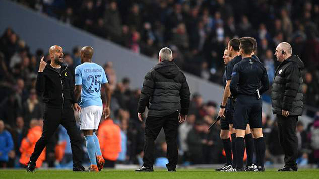 Nổi khùng với trọng tài, Guardiola bị đuổi lên khán đài