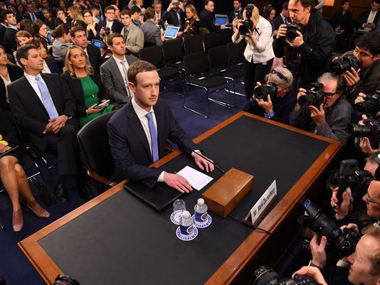 Mark Zuckerberg điều trần, trả lời nhàm chán giúp cổ phiếu Facebook tăng 4,5%