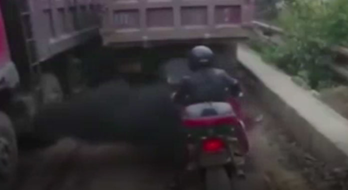 Bon chen giữa 2 xe tải và cái kết 'đen xì' cho anh tài xe máy