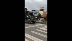 Xe tải tông nát xe cảnh sát giao thông ở Hải Phòng