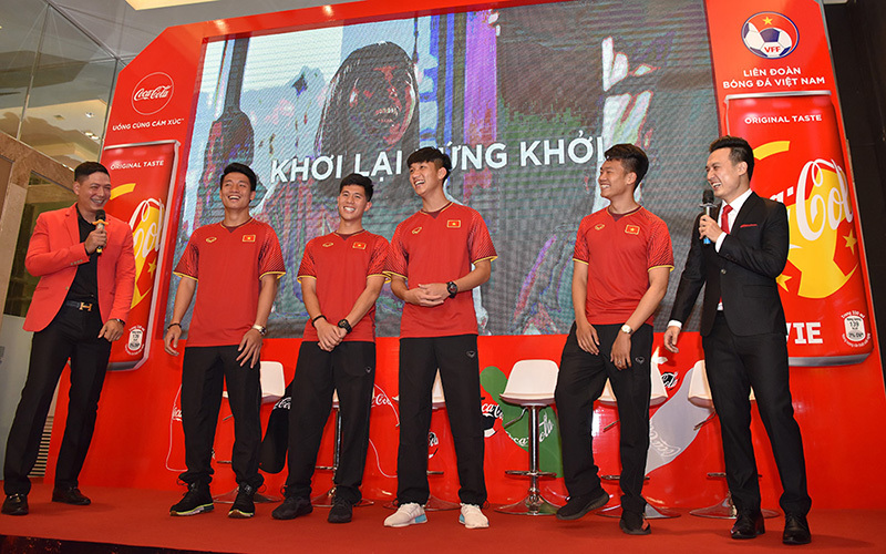 Sao U23 Việt Nam đọ vẻ đẹp trai với diễn viên Bình Minh