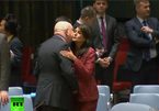 Đại sứ Nga, Mỹ ở LHQ ôm hôn thắm thiết trước lúc 'kịch chiến'