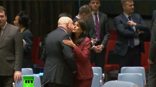 Đại sứ Nga, Mỹ ở LHQ ôm hôn thắm thiết trước lúc 'kịch chiến'