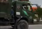 Tài xế xe tải cố thủ trong buồng lái, đâm đổ xe máy của CSGT ở Hải Phòng