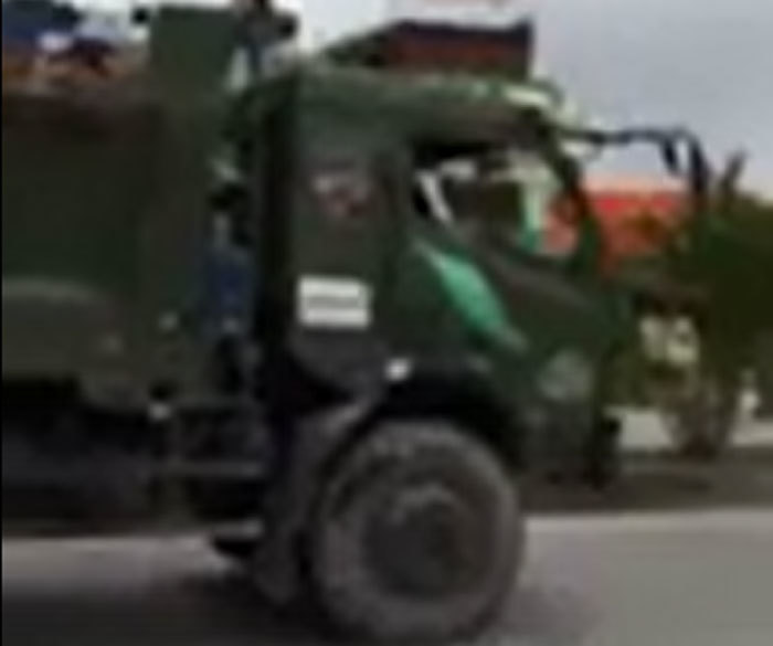 Tài xế xe tải cố thủ trong buồng lái, đâm đổ xe máy của CSGT ở Hải Phòng