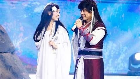 Akira Phan 'nhại lại' màn cầu hôn của Trường Giang với Nhã Phương