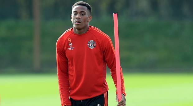 Lý do thực sự Martial bị Mourinho đẩy lên ghế dự bị