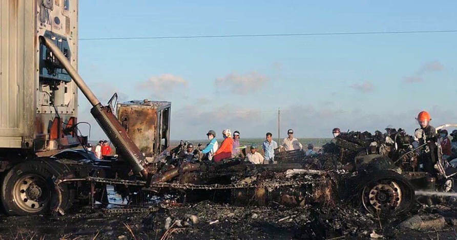 Xe đầu kéo bốc cháy, kẹt xe trên QL1A hơn 3km.