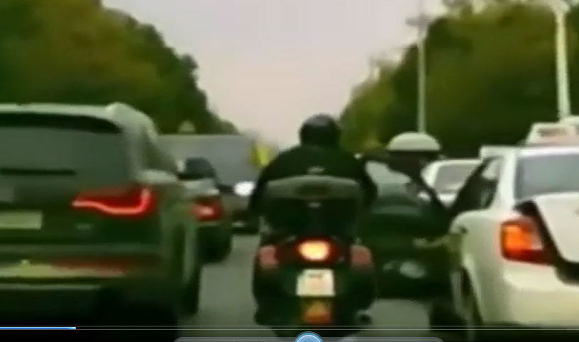 Đi sát ô tô, sợ nhất bất thình lình cửa mở