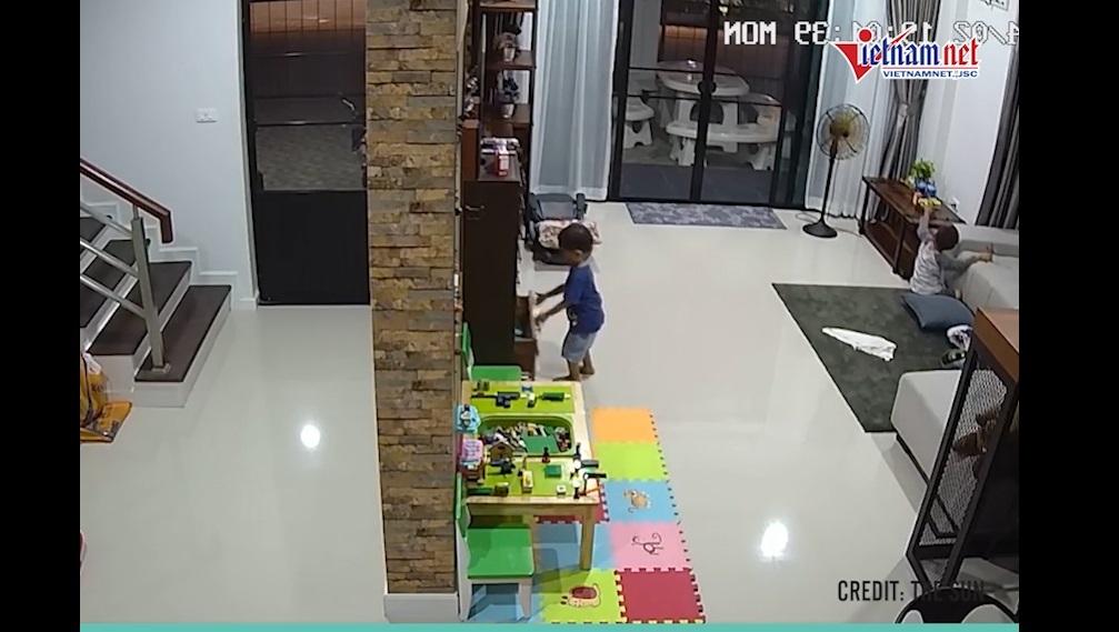 Video: Cậu bé suýt mất mạng vì bị tủ đè vào người