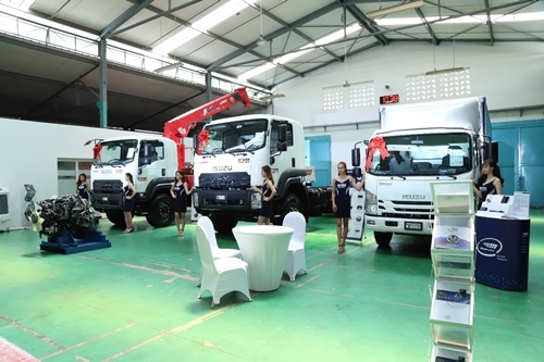 Xe tải Isuzu FORWARD & QKR mới ra mắt ấn tượng