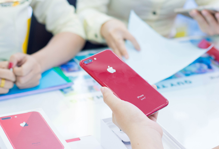 iPhone 8 Plus đỏ vừa về Việt Nam, giá rẻ hơn hàng chính hãng