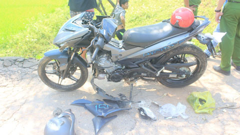 2 thanh niên đâm cột mốc tử vong, chưa tìm được người thân