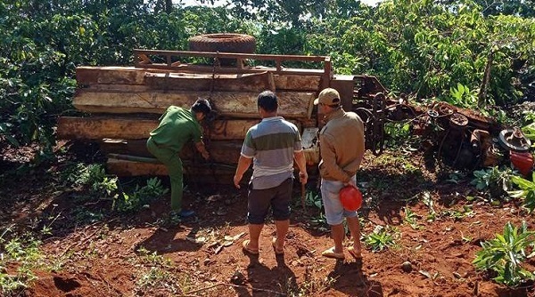 Lật xe cày, 3 người bị gỗ đè thương vong lúc mờ sáng