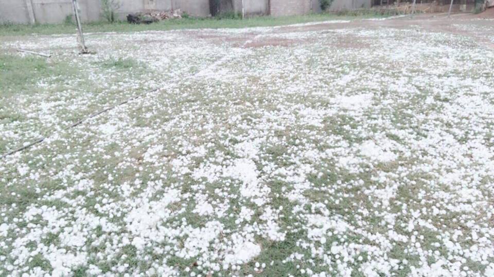 Mưa đá trắng xóa ở Mộc Châu