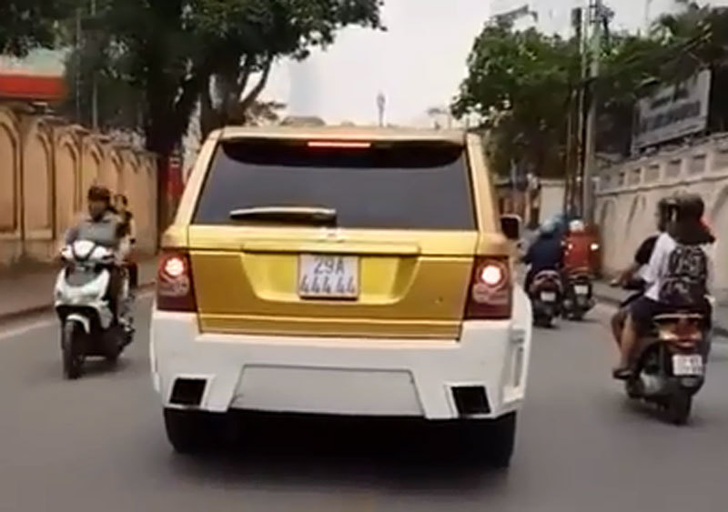 Range Rover mạ vàng biển ngũ quý 4 lăn bánh trên phố gây tò mò