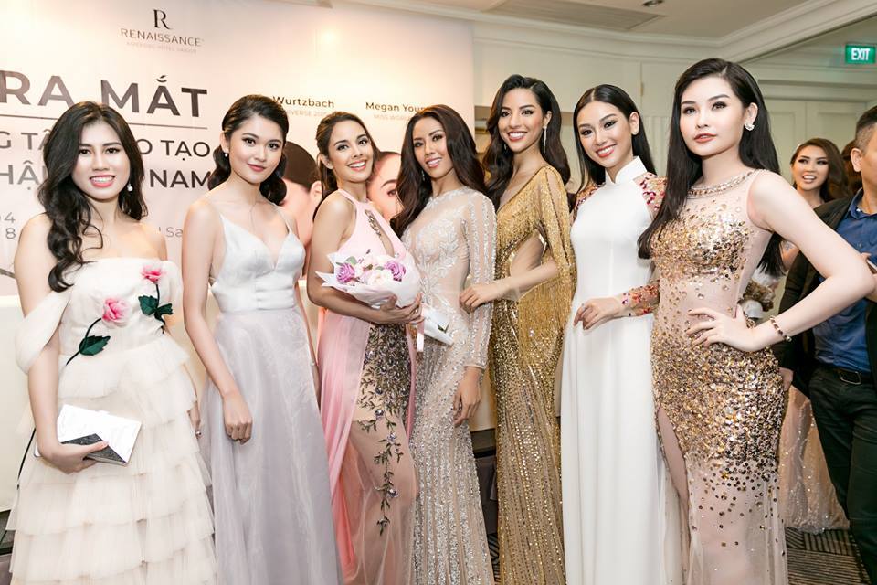 Hai hoa hậu đẹp nhất thế giới đọ sắc với dàn người đẹp Việt