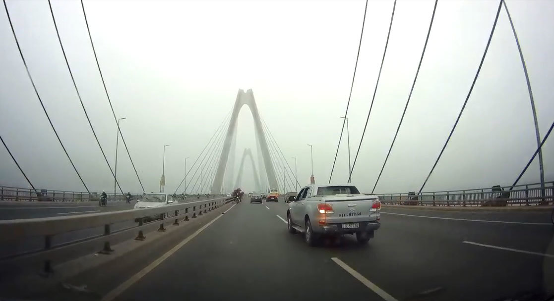 Xe máy chở cây cảnh chạy ngược chiều kiểu 'cảm tử' trên cầu Nhật Tân