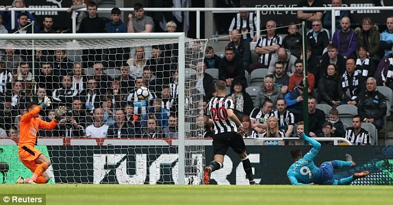 Newcastle 0-1 Arsenal: Lacazette mở tỷ số