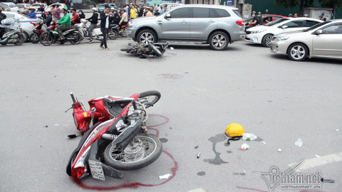 Đi mua cơm cho mẹ, cô gái bị ô tô đâm tử vong trước BV Bạch Mai