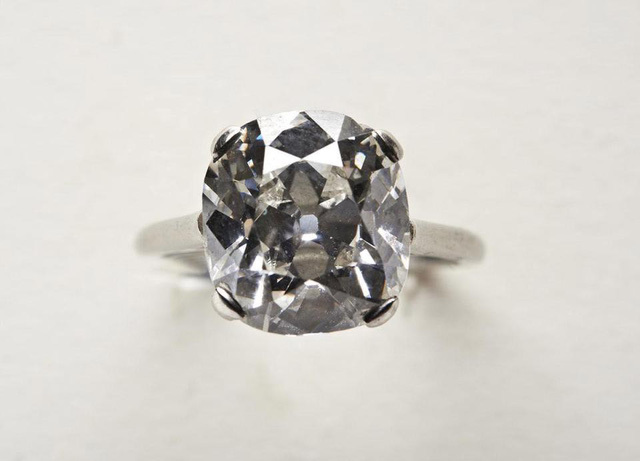 Tìm được nhẫn kim cương khi dọn nhà mẹ chồng, bán được 2,3 tỷ đồng