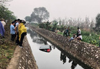 Ô tô lao xuống mương ở Hà Nội, dân mạng “đau đầu” tìm nguyên nhân