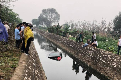 Ô tô lao xuống mương ở Hà Nội, dân mạng “đau đầu” tìm nguyên nhân