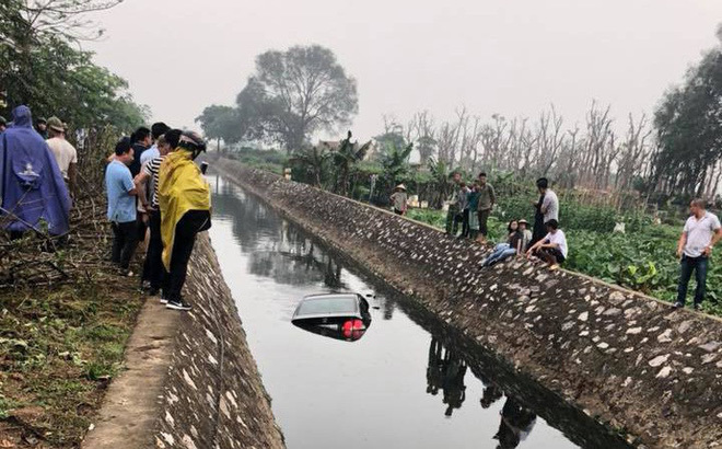 Ô tô lao xuống mương ở Hà Nội, dân mạng “đau đầu” tìm nguyên nhân