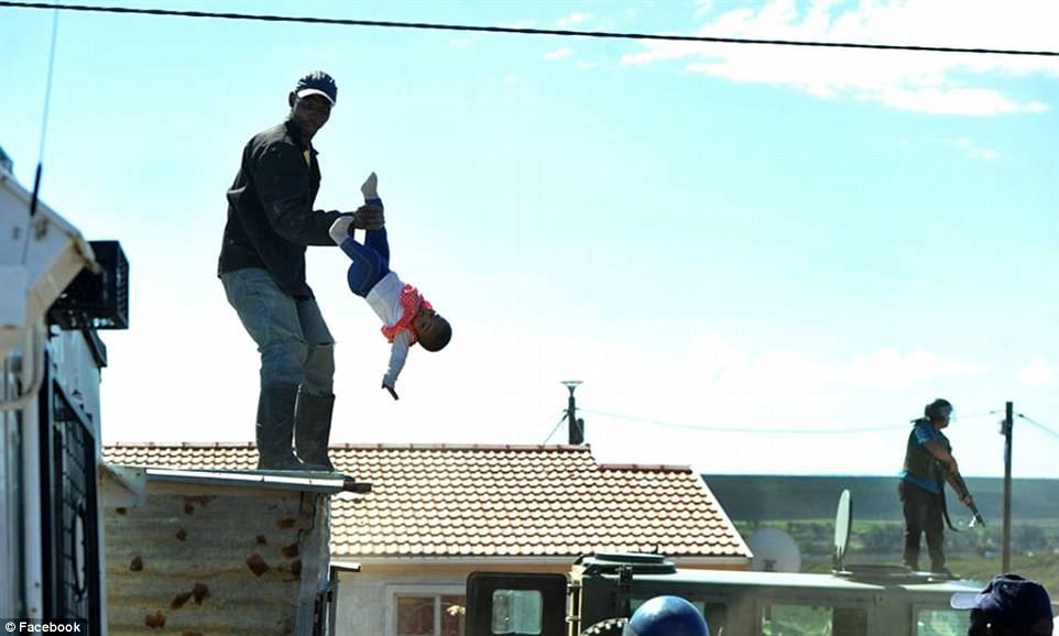 Nghẹt thở cứu bé 6 tháng tuổi bị bố ném từ mái nhà