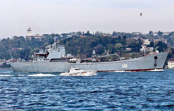 Tàu chiến Nga chở đầy xe tăng, radar tới Syria