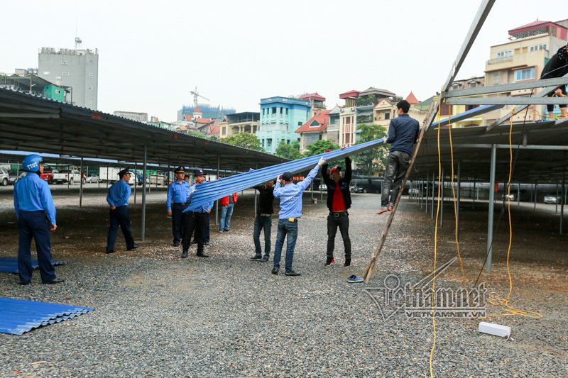 Tháo dỡ bãi giữ 350 xe ô tô một ngày ở Hà Nội