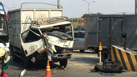 Ô tô đâm liên hoàn ở trạm BOT, nhân viên thu phí chạy tán loạn