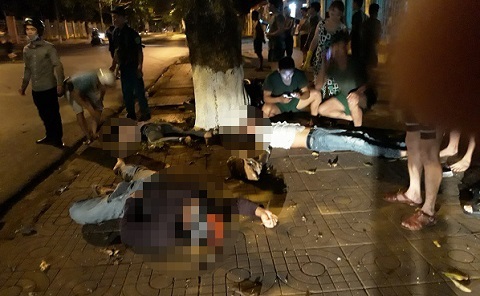 Ô tô lấn làn tông xe máy, người thương vong nằm la liệt