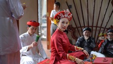 Vợ Việt Hoàn phát hành 'Chiều phủ Tây Hồ' phiên bản hầu đồng