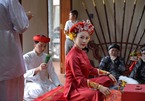 Vợ Việt Hoàn phát hành 'Chiều phủ Tây Hồ' phiên bản hầu đồng