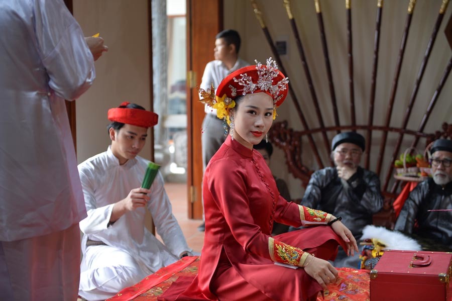 Vợ Việt Hoàn phát hành 'Chiều phủ Tây Hồ' phiên bản hầu đồng