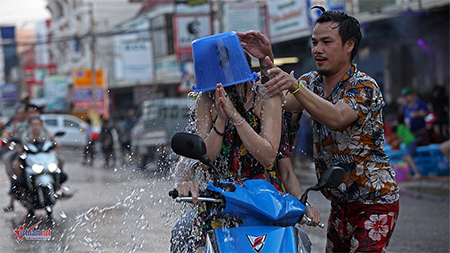 Ngày Tết đẫm nước của người dân Lào