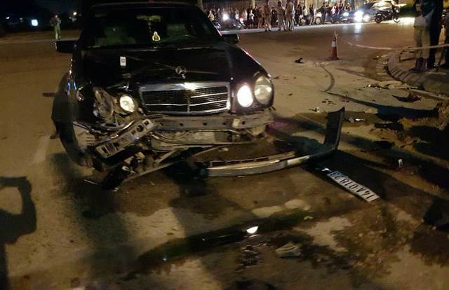 Xe Mercedes tông chết 2 thanh niên ở phố đi bộ