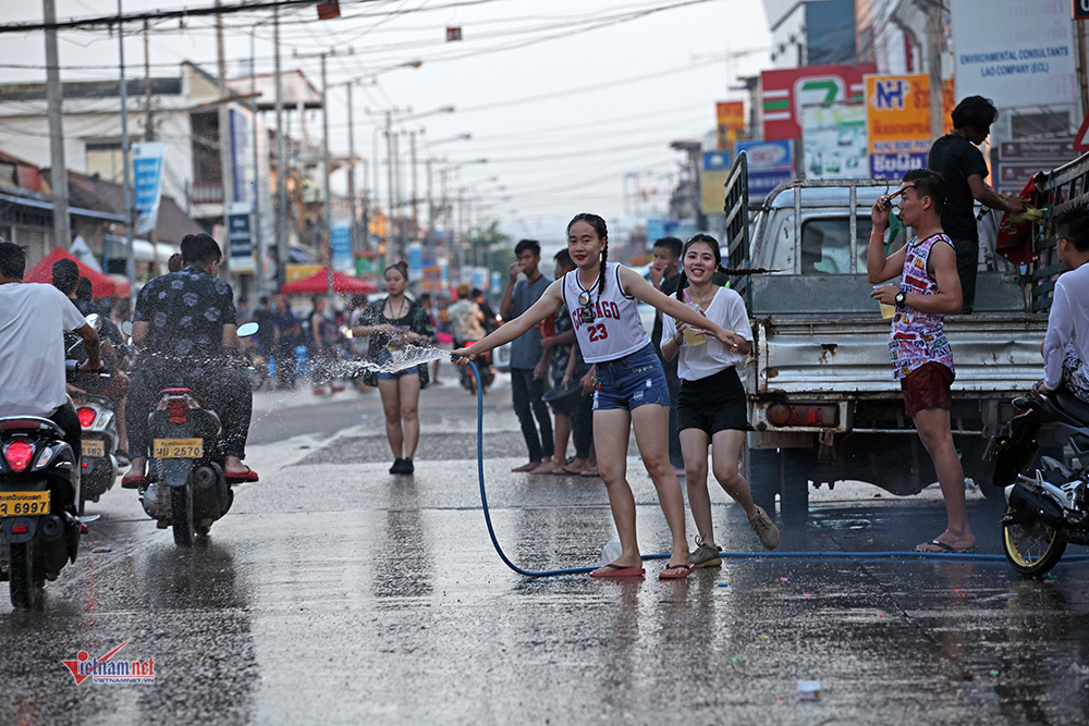 Tết té nước ở Lào